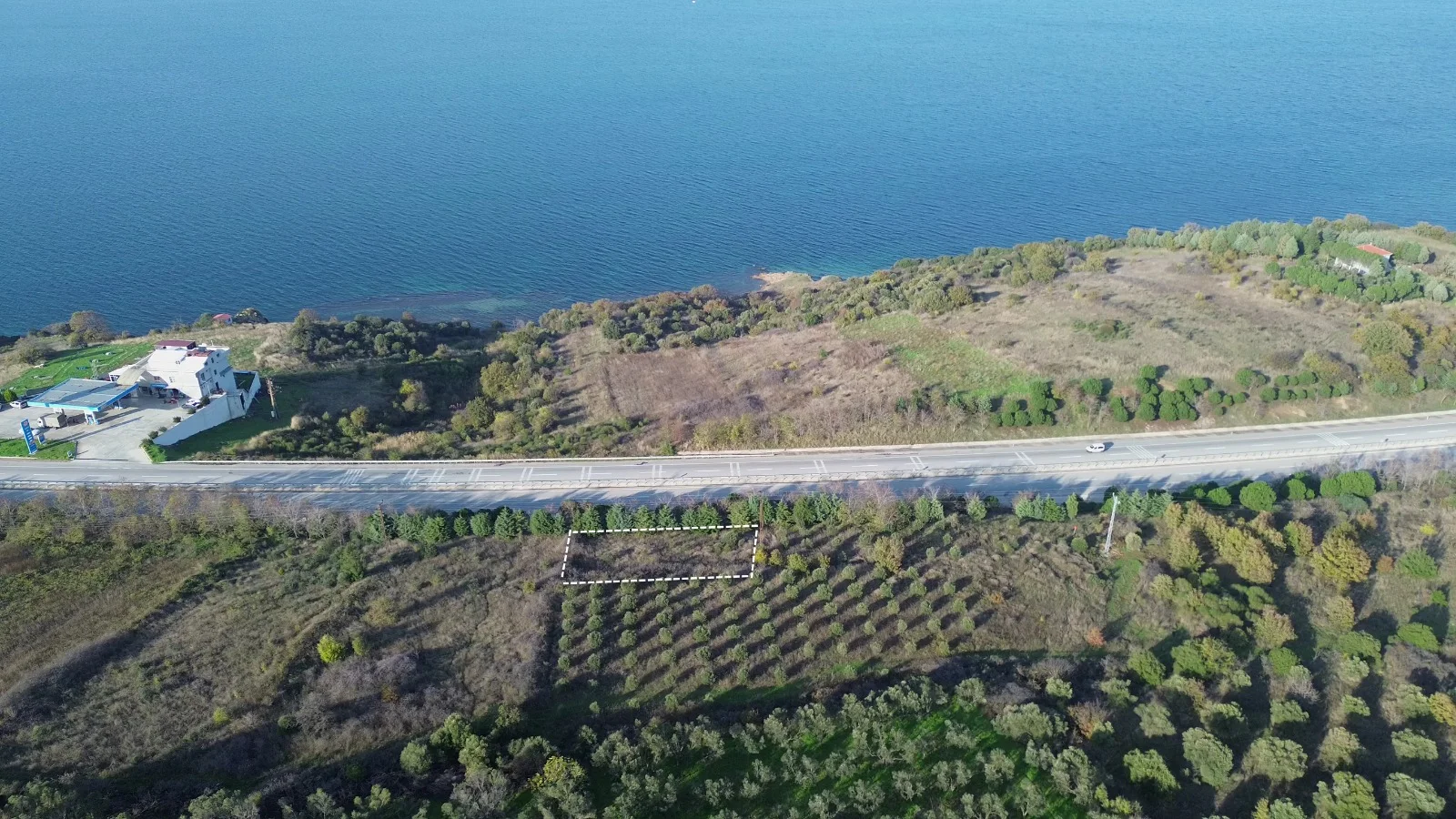Çanakkale Lapseki Şevketiye’de otoyol cepheli, panoramik deniz manzaralı hobi bahçesi fırsatı.