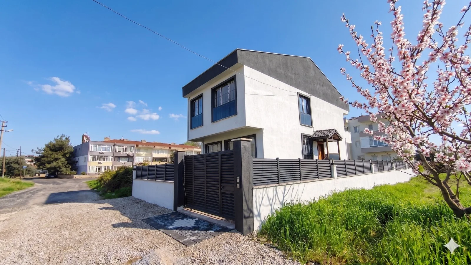 LAPSEKİ'DE SATILIK MÜSTAKİL HAVUZLU VİLLA